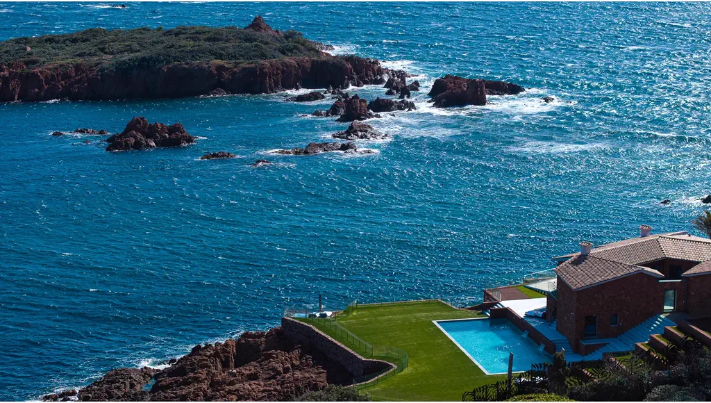 Vue aérienne de la villa, de la piscine et des roches