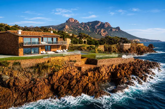 La villa sur la côte, le massif de l’Estérel en arrière-plan