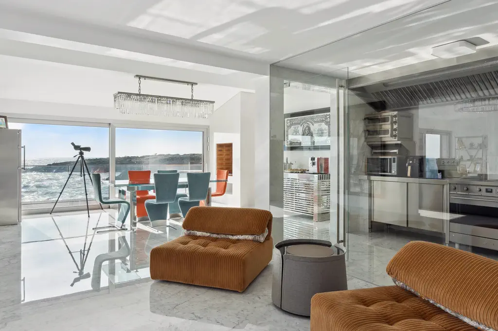 Le coin salon ouvert sur la salle à manger et la mer