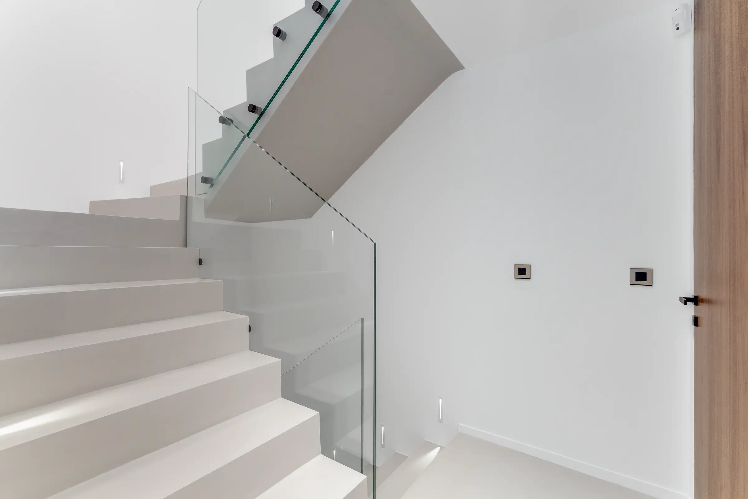 Le garde-corps de verre de l’escalier et le mur de bois