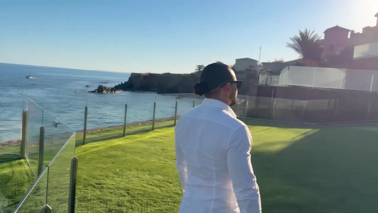 Traversée du jardin vers la villa