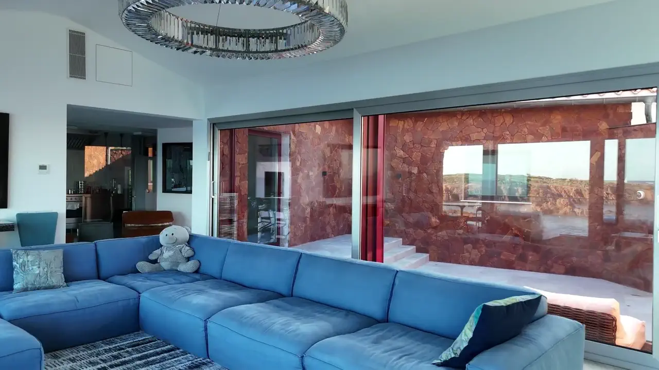 Le salon, grand canapé bleu et lustre