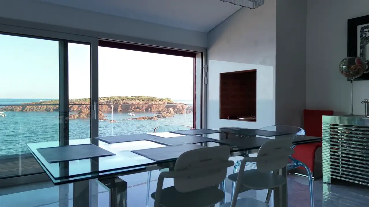La salle à manger face à la mer