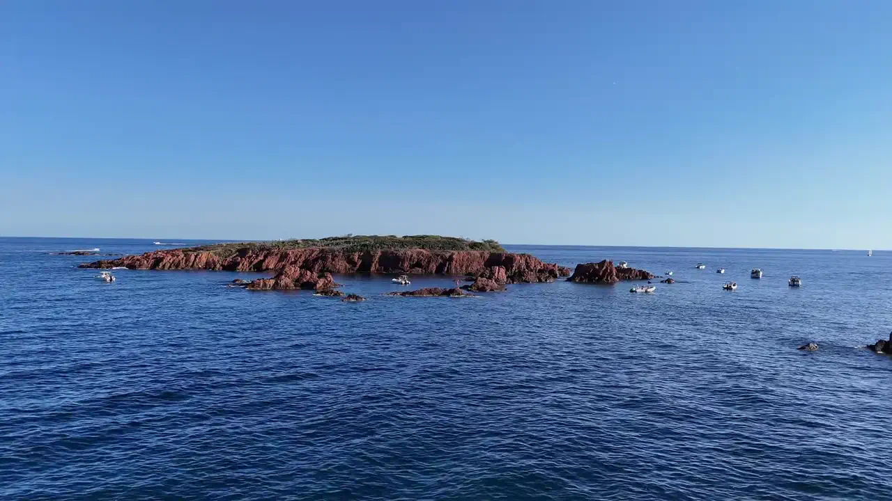 Depuis la terrasse, l’îlot de roches rouges de l’Estérel