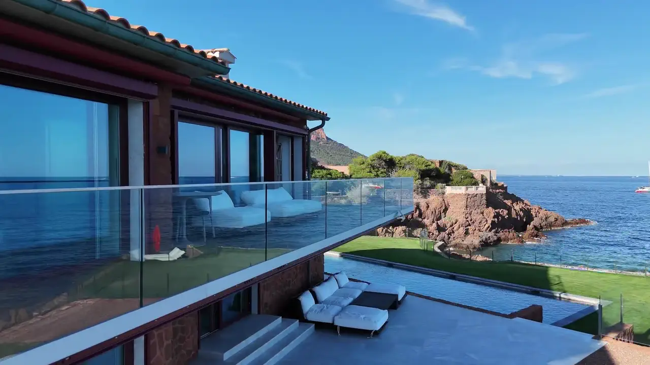 La terrasse et la piscine vues d’en haut