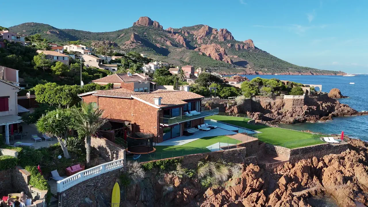 La villa, la côte rocheuse et le massif de l’Estérel