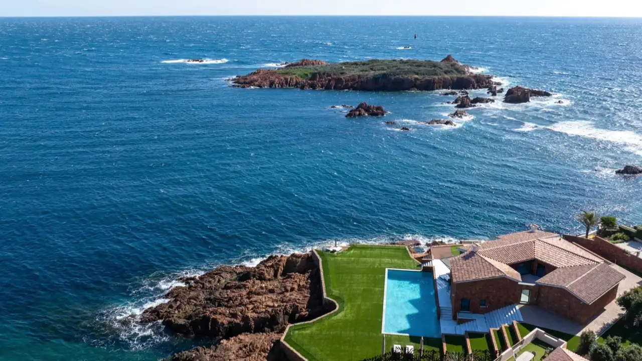 Vue aérienne de la Villa Lestòbi, de sa piscine et de la mer
